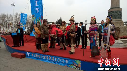 图为赫哲渔民抬上来的开江头鱼。 杨拓 摄