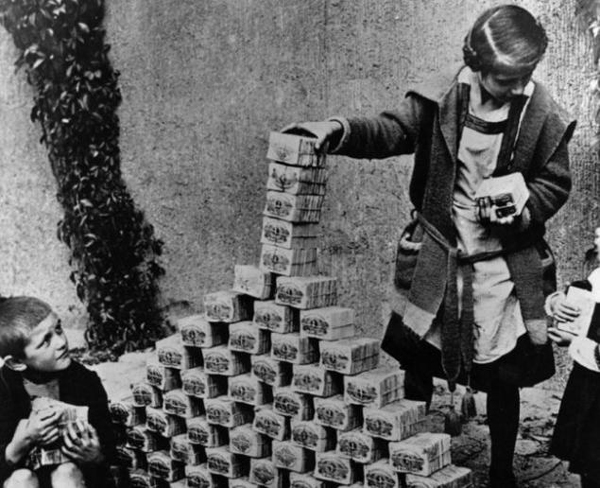 1920年，魏玛政府时期德国马克严重通胀，孩子们堆钱玩耍。资料图