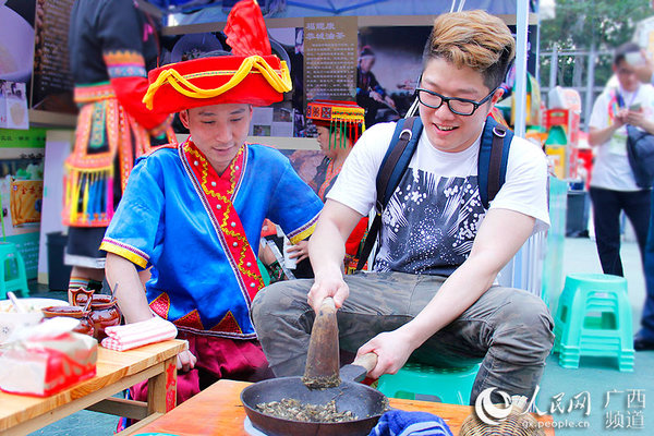 组图:香港小伙拜师广西恭城油茶师傅 体验打