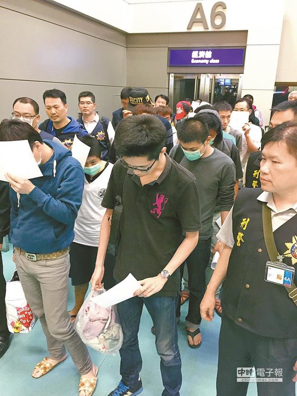 马来西亚警方逮捕的20名台籍诈骗嫌犯，15日搭全亚洲航空班机深夜以驱逐出境名义回台了。（高兴宇摄）图片来源：台湾《中时电子报》