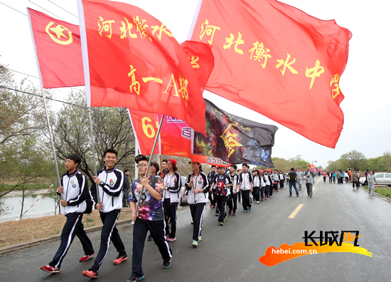 衡水中学举行80华里远足 学子团结互助一路高