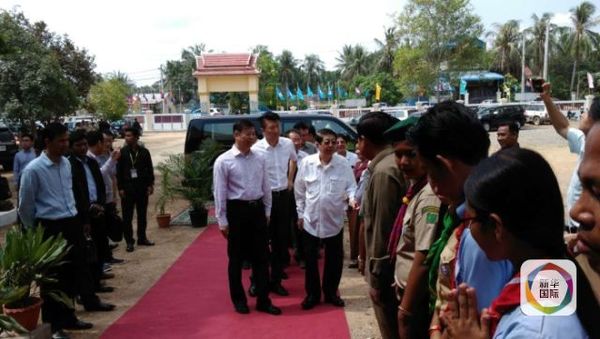 　　（图片说明：4月9日，柬埔寨副首相索安陪同中联部部长宋涛，赴茶胶省基里隆县考察人民党基层党建工作。）
