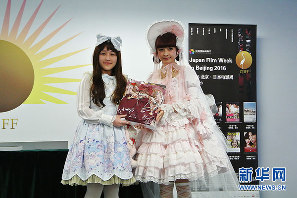 青木美沙子（右）为活动中奖者颁奖。（新华网吴寒冰 摄）