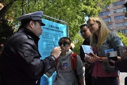 外国留学生交通违法不断,上海交警进大学宣传