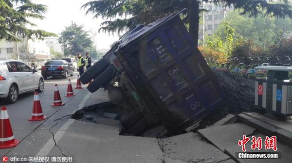 江苏丹阳路面再塌陷 咬翻沥青工程车|侧翻|工