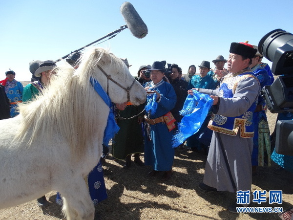 成吉思汗陵举行仪式欢迎30余匹白骒马的到来 （成吉思汗陵旅游区管委会供图）