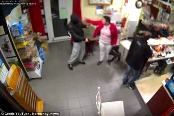 神勇!法国大妈怀抱小孩 徒手怒揍持枪歹徒(组图)