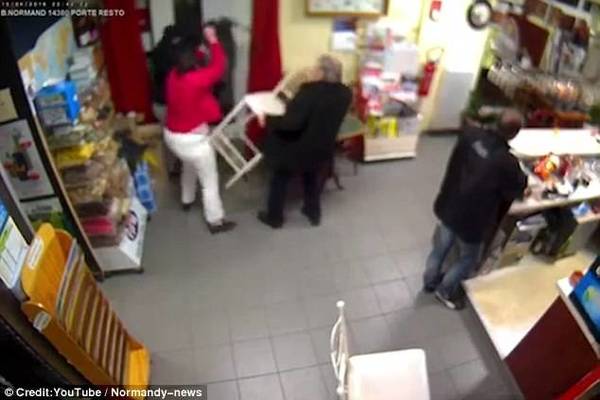 神勇!法国大妈怀抱小孩 徒手怒揍持枪歹徒(组图)