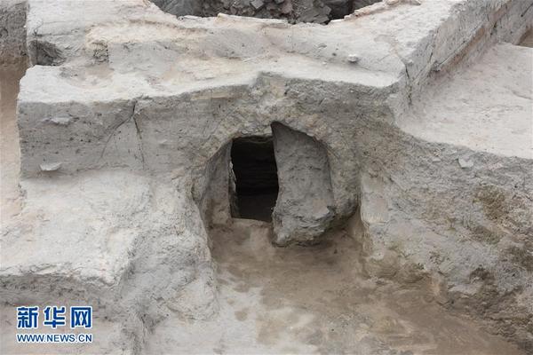 　　 图为发掘出的窑门（资料图片）。 新华社发