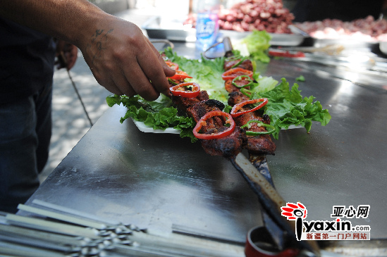 见识一下新疆的马刀烤肉!70厘米长串那叫一