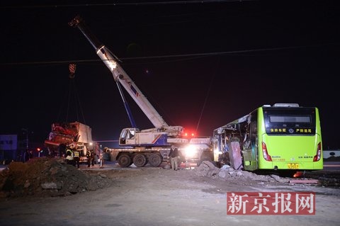 驾驶室被完全撞毁的渣土车被吊车吊起拖走。新京报记者 吴江 摄