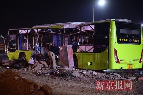 一名工作人员在勘查被撞的公交车。新京报记者 吴江 摄