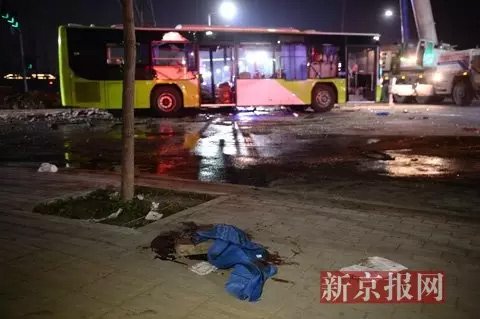 伤员使用过的沾有血迹的衣物被遗弃在事故现场。新京报记者 吴江 摄