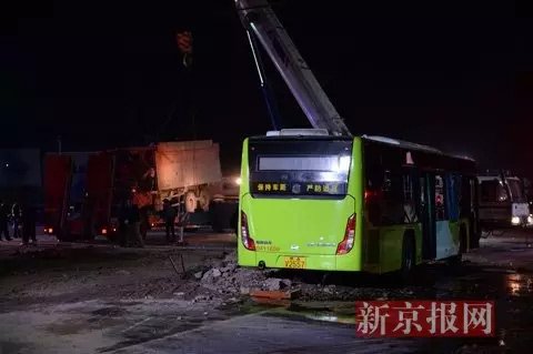 4月20日下午，一辆渣土车拦腰撞上一辆公交车，造成多人死伤。新京报记者 吴江 摄