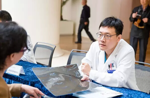 骨科刘鑫医师与患者进行一对一的问答