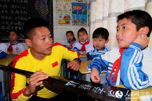 宜春学院龙舟男队的教练和队员与鄱阳的小学生们零距离互动。