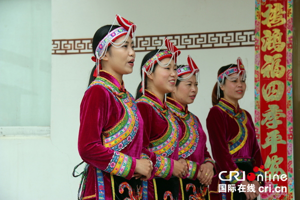 图为正在演唱传统民歌畲族女子。摄影 金近