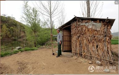 雨季的时候,河水涨水会把整个岛淹住,张云献只有在河边搭建一个草棚