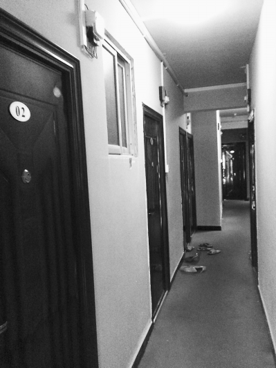 江女士楼上的套房被分割成十室十卫,引来的问题一箩筐。