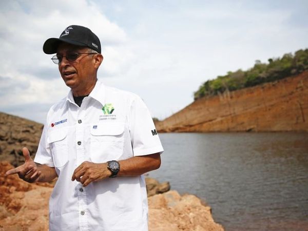 委内瑞拉电力部长莫塔视察干涸的古里水库。(图片来源:新华/路透)