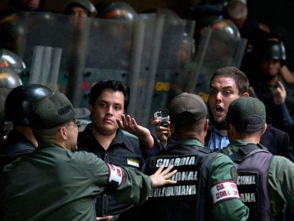 反对派议员在国家选举委员会大楼外与维持秩序的警察发生争执。(图片来源:新华/美联)