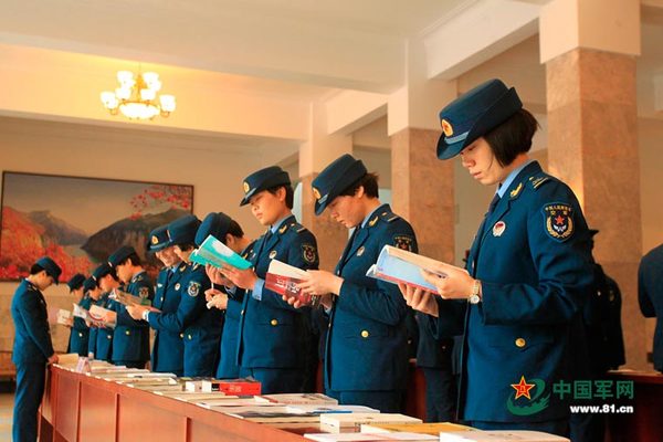 官兵挑选借阅图书