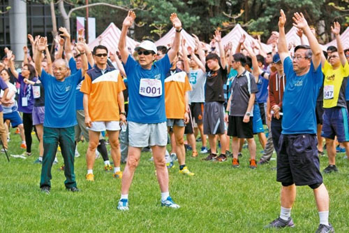 马英九(中)昨天参加“清大”校庆路跑,赛前热身被拍到走光照并有媒体散布。《联合报》图