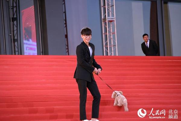 胡夏牵萌宠亮相红毯。人民网 孟竹 摄