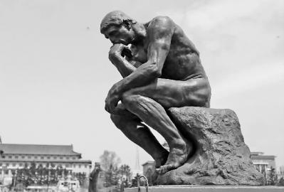 《思想者》从雕塑公园来到文化广场