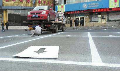 交警部门用拖车将停在广场上的车拖走后施划停车泊位 本组图片 新文化记者 王跃 摄