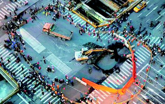 图文: 协警挺身拦车 身后地面瞬间塌陷_凤凰资讯