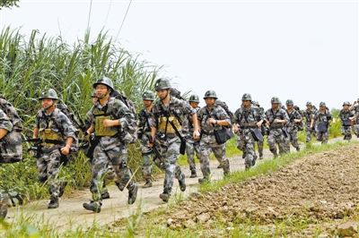 图为民兵应急分队带战术背景演练。刘胜利摄