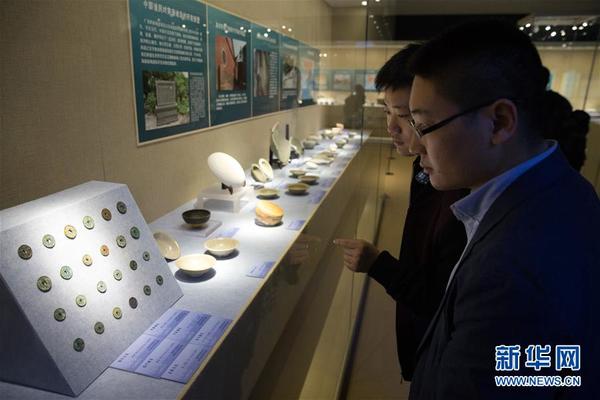 4月24日,观众在“华光礁1号”沉船特展上观看古钱币。