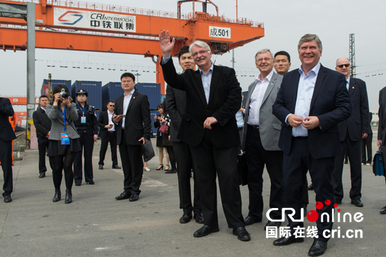 波兰外交部部长参观蓉欧快铁 Jan Mroz摄