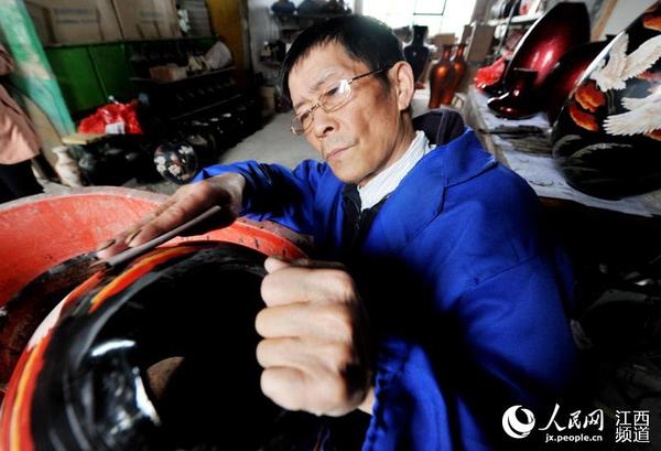李波生正在制作脱胎漆器。