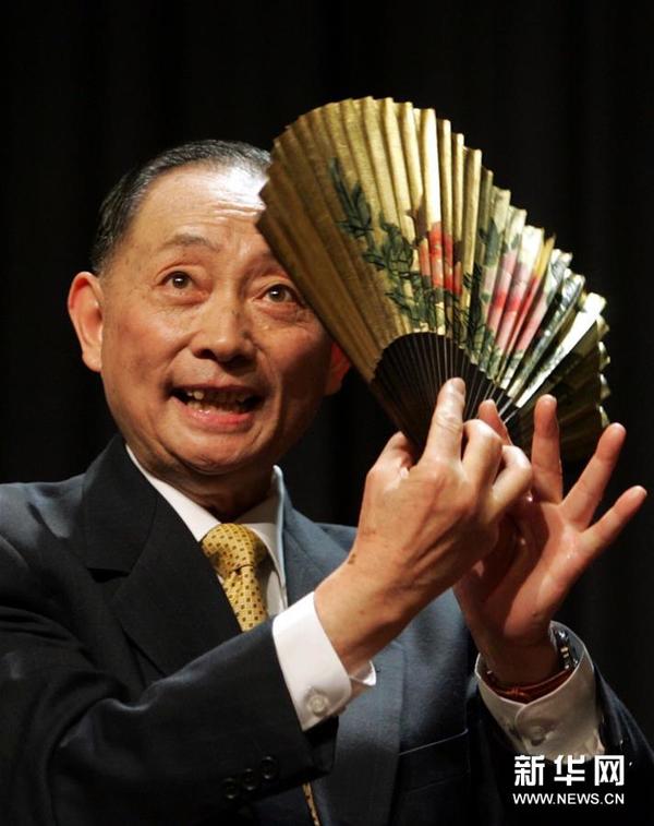 这是2005年11月15日,在法国巴黎阿迪亚尔剧场,梅葆玖在法国巴黎第二届中国戏曲节闭幕式上表演京剧名段《贵妃醉酒》。