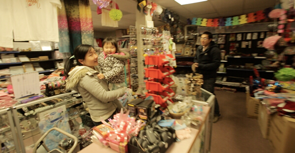 伊卡卢伊特政府公务员刘骥一家