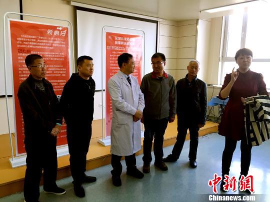 哈医大二院心血管病医院院长、心内科主任于波教授与四位“换心人”交流病情。　解培华 摄