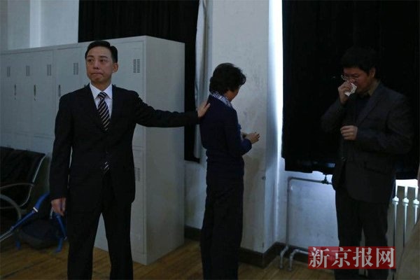 京剧演员于魁智(左)安慰梅葆玖的入室弟子李胜素。