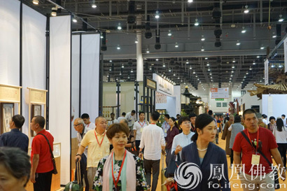 展览会上的人群(图片来源:凤凰佛教)