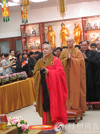 道平法师与宏明法师领众礼佛(图片来源:凤凰佛教 摄影:罗孙可)