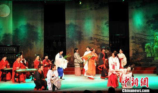 华夏古乐团和河南高校大学生一起表演上巳节风俗　牛爱红　摄