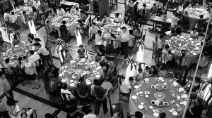 　　《世界上最大的中国餐馆》剧照，西湖楼中的一场喜宴，在陈为军看来，中国人“在吃吃喝喝的状态里中，把所有的事情都办了”。