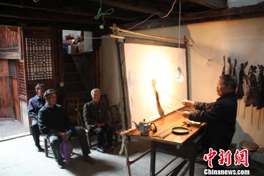 嫘祖庙会节上看皮影戏仍然是当地老人的传统　郭晓莹　摄