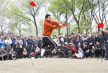 武术爱好者拿出自己的看家本领，切磋技艺，宣扬武术这门国粹。王 津 曹 雪摄