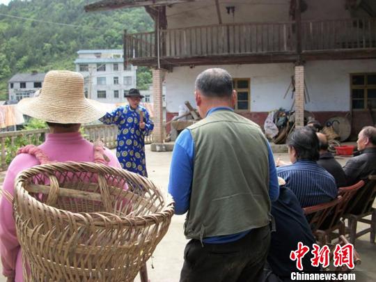 杨洪顺为劳作之余的村民表演“三才板”　姚祯发　摄