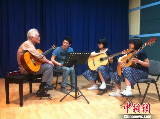 日本吉他大师铃木严（左一）现场指导青少年吉他爱好者　张继航　摄