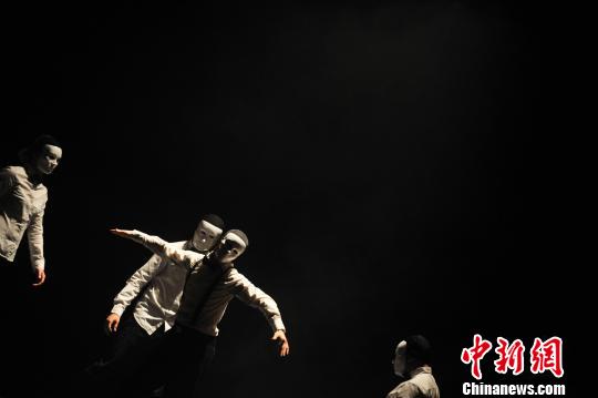 图为表演中的舞者　刘冉阳　摄