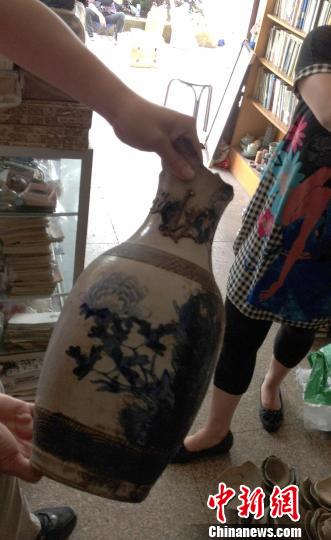 坊间传言，该花瓶出自文物部门库存。　被采访者提供　摄