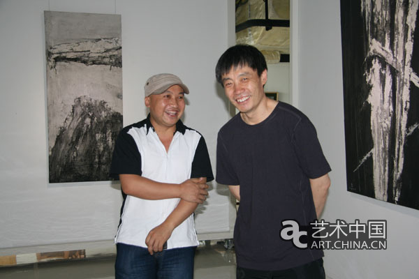 艺术家安海峰（左）与艺术评论家郭晓川（右）